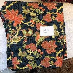 One pair of LuLaRoe leggings, size tall and curvy